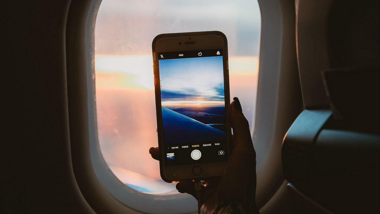 Wallpaper porthole, hand, phone, view, dark