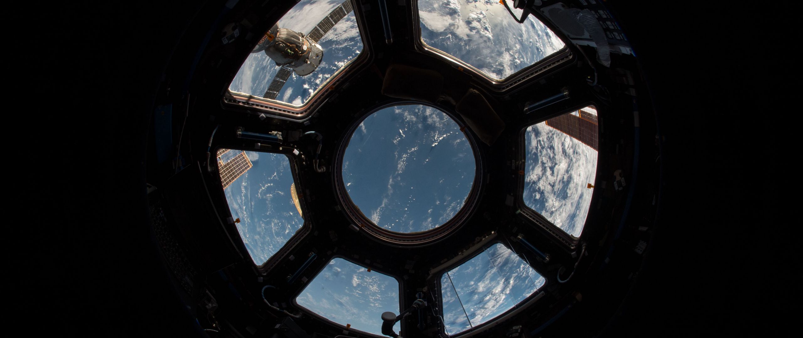 Space view. Хромакей иллюминатор МКС. Окно космического корабля. Вид из космолета. Иллюминатор космического корабля.