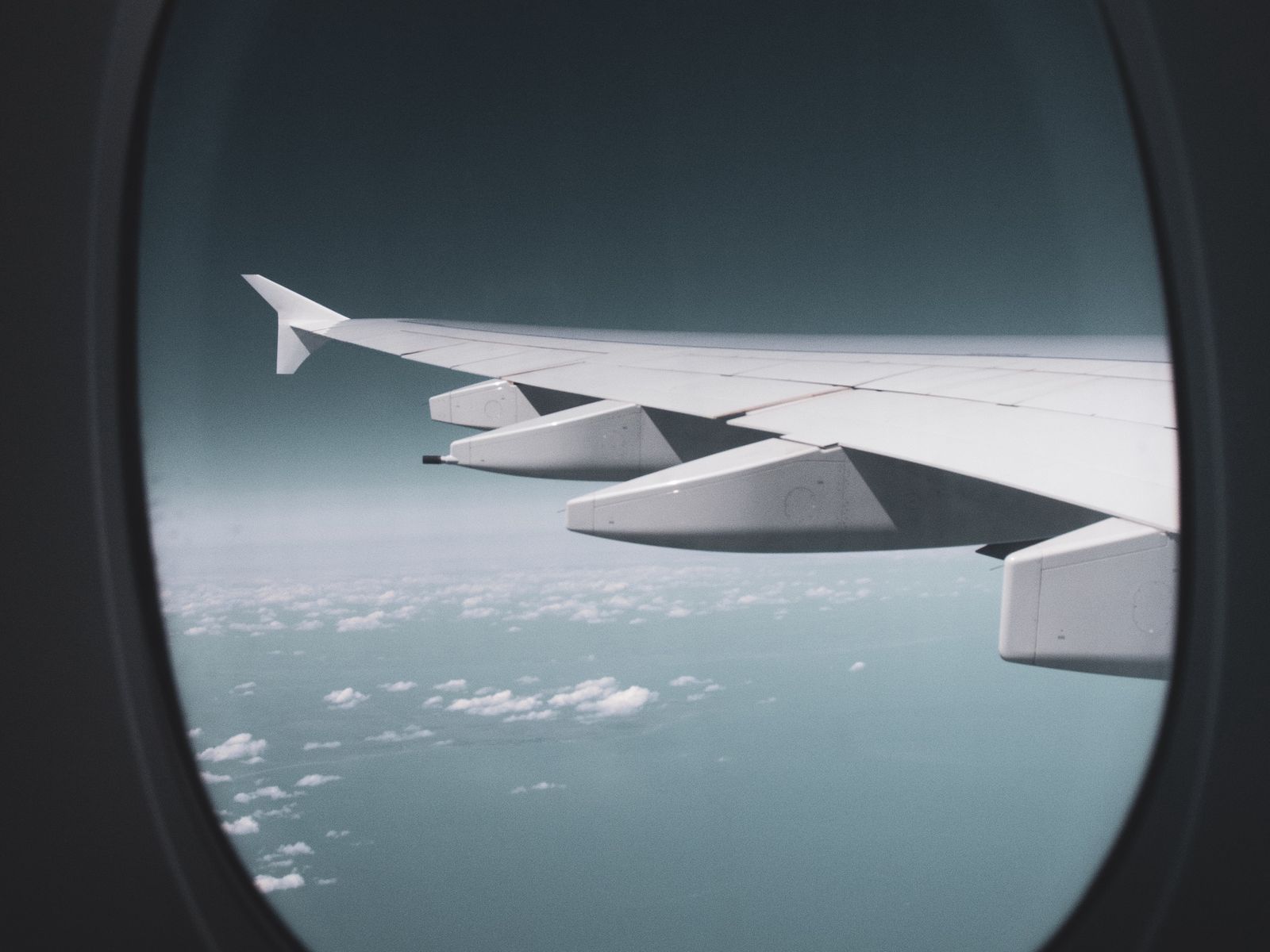 Download wallpaper 1600x1200 porthole, window, wing, plane, view ...