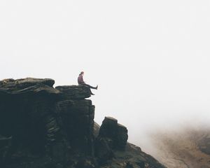 Preview wallpaper precipice, man, freedom, mountains, fog