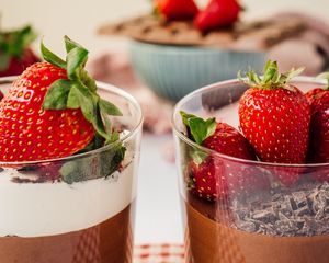 Preview wallpaper pudding, strawberry, berries, chocolate, dessert