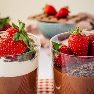 Preview wallpaper pudding, strawberry, berries, chocolate, dessert