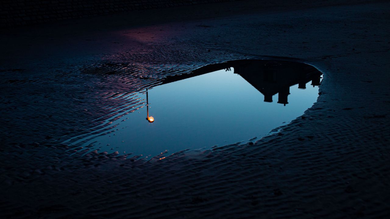 Wallpaper puddle, reflection, dark, lantern