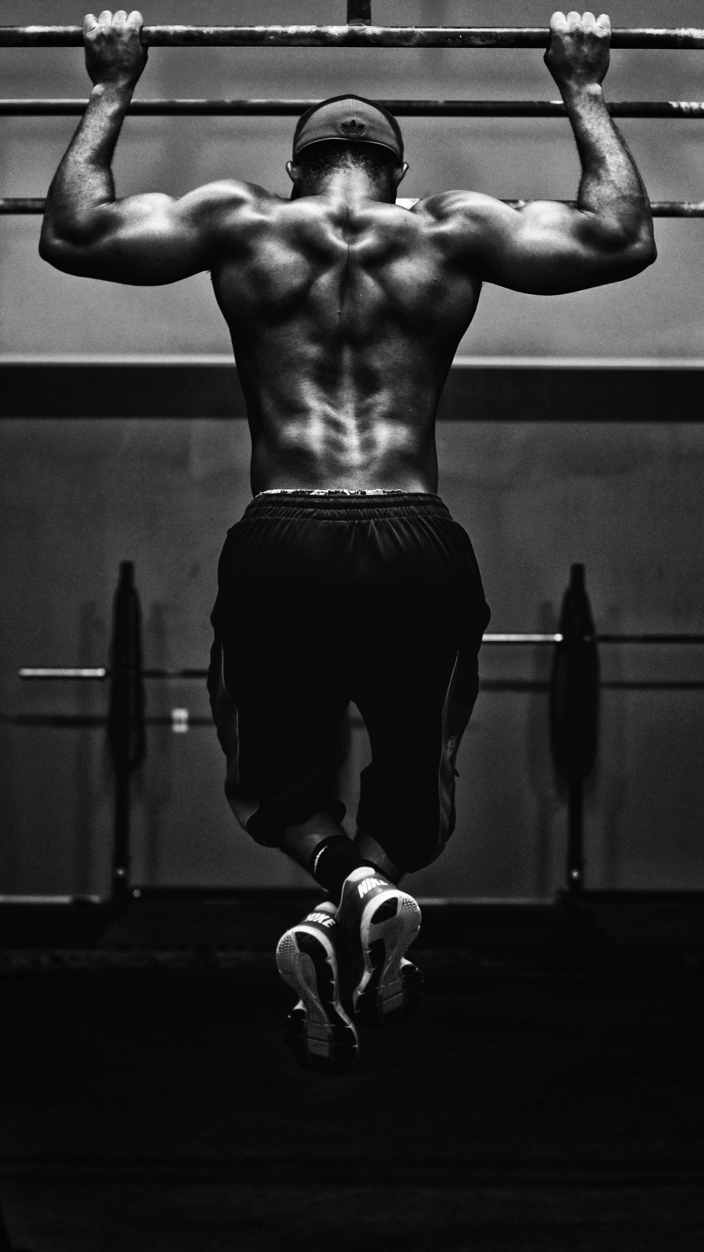 Download wallpaper 1440x2560 pull-ups, man, workout, bw, muscle, athlete,  horizontal bar qhd samsung galaxy s6, s7, edge, note, lg g4 hd background