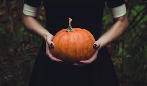 Preview wallpaper pumpkin, hands, girl