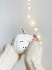 Preview wallpaper pumpkin, smiley, white, hands, garland