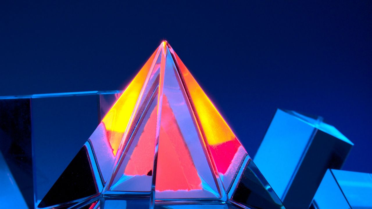 Wallpaper pyramid, prism, edges, glass