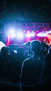 Preview wallpaper rain, crowd, silhouettes, people