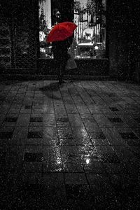 Preview wallpaper rain, umbrella, bw, man, showcase, loneliness, night, walk