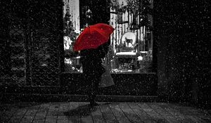 Preview wallpaper rain, umbrella, bw, man, showcase, loneliness, night, walk