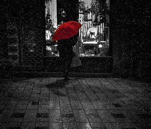 Preview wallpaper rain, umbrella, bw, man, showcase, loneliness, night, walk