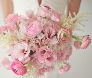 Preview wallpaper ranunkulyus, flowers, bouquet, bride, tenderness