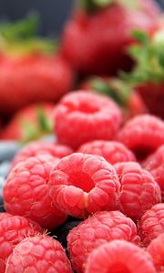 Preview wallpaper raspberries, berries, blur