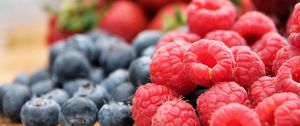 Preview wallpaper raspberries, berries, blur