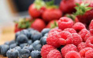Preview wallpaper raspberries, berries, blur