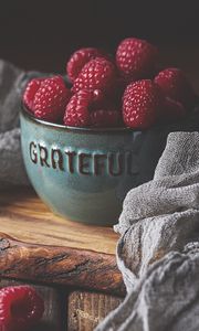 Preview wallpaper raspberries, berries, bowl, ripe