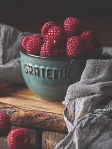 Preview wallpaper raspberries, berries, bowl, ripe