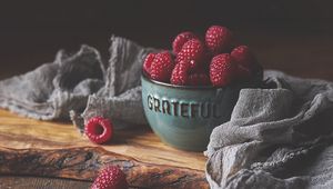 Preview wallpaper raspberries, berries, bowl, ripe