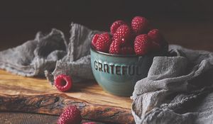 Preview wallpaper raspberries, berries, bowl, ripe