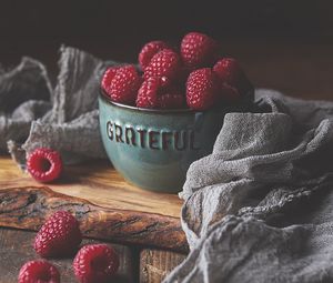 Preview wallpaper raspberries, berries, bowl, ripe