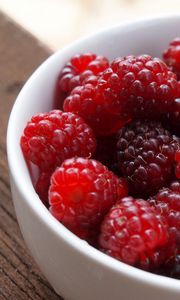 Preview wallpaper raspberries, berries, bowl, ripe, fresh