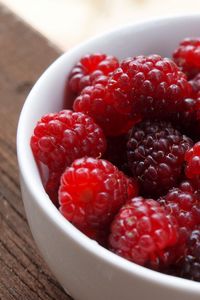 Preview wallpaper raspberries, berries, bowl, ripe, fresh