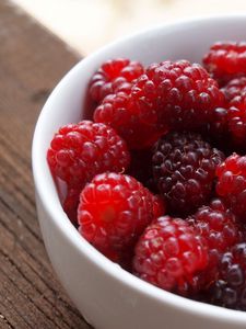 Preview wallpaper raspberries, berries, bowl, ripe, fresh