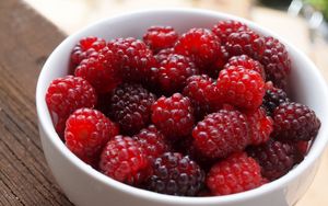 Preview wallpaper raspberries, berries, bowl, ripe, fresh