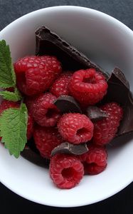 Preview wallpaper raspberries, berries, chocolate, mint, dessert