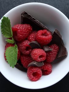 Preview wallpaper raspberries, berries, chocolate, mint, dessert