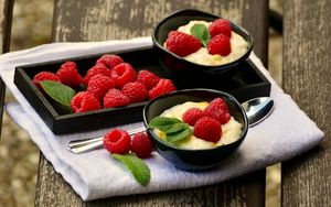 Preview wallpaper raspberries, berries, cream, dessert