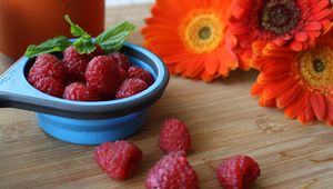 Preview wallpaper raspberries, berries, flowers, ripe