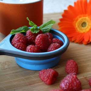 Preview wallpaper raspberries, berries, flowers, ripe