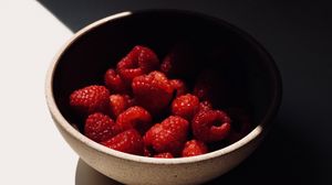 Preview wallpaper raspberries, berries, fresh, bowl, shadow