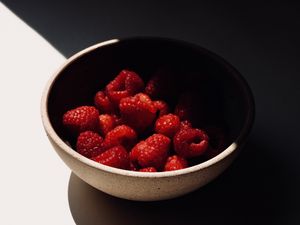 Preview wallpaper raspberries, berries, fresh, bowl, shadow