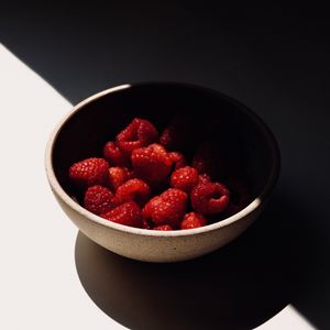 Preview wallpaper raspberries, berries, fresh, bowl, shadow