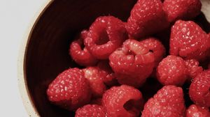 Preview wallpaper raspberries, berries, fruit, fresh, bowl