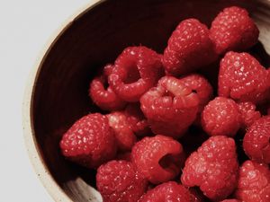 Preview wallpaper raspberries, berries, fruit, fresh, bowl