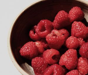 Preview wallpaper raspberries, berries, fruit, fresh, bowl