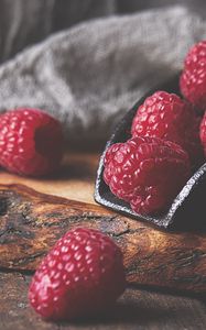 Preview wallpaper raspberries, berries, fruits, wood, table