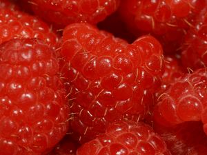 Preview wallpaper raspberries, berries, macro, red, ripe