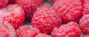 Preview wallpaper raspberries, berries, red, ripe, macro