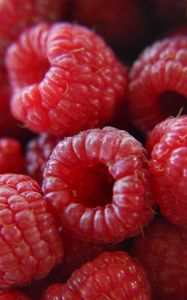 Preview wallpaper raspberries, berries, ripe, red, macro