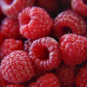 Preview wallpaper raspberries, berries, ripe, red, macro