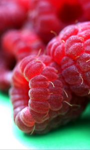 Preview wallpaper raspberries, berries, ripe, macro, red
