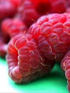 Preview wallpaper raspberries, berries, ripe, macro, red