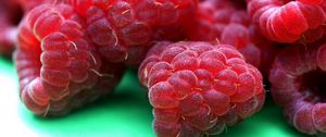 Preview wallpaper raspberries, berries, ripe, macro, red