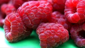 Preview wallpaper raspberries, berries, ripe, macro, red