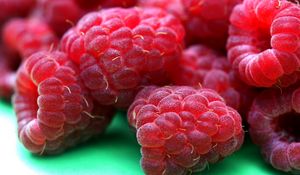 Preview wallpaper raspberries, berries, ripe, macro, red