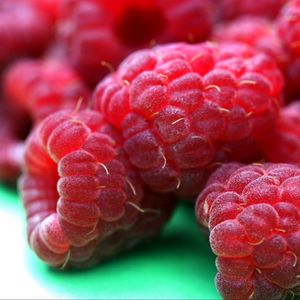 Preview wallpaper raspberries, berries, ripe, macro, red